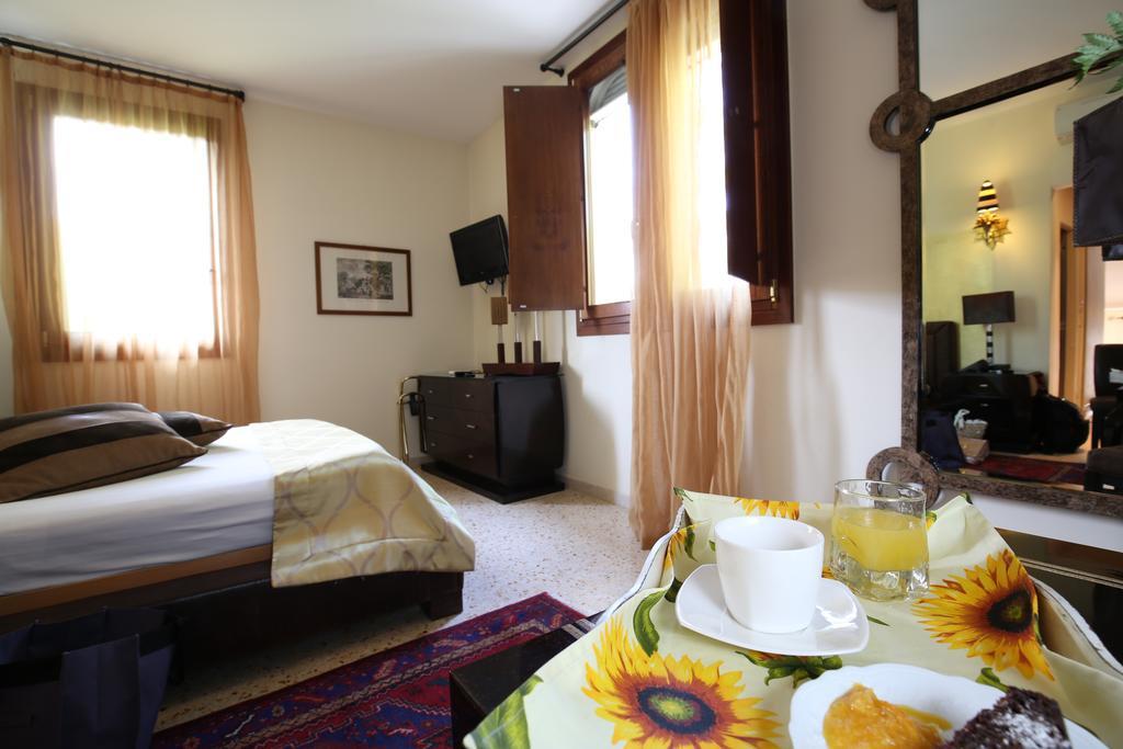Hotel Villa Stella Венеция Лидо Екстериор снимка
